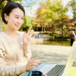 チャットをする女性