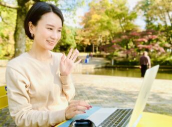 チャットをする女性